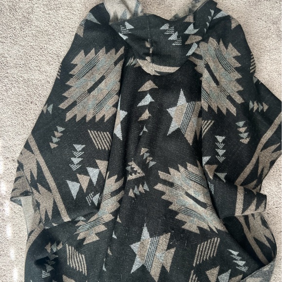 Boutique poncho only worn once - Picture 3 of 3